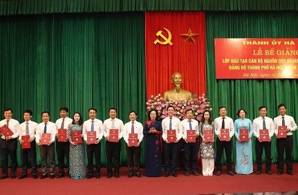 Bế giảng lớp đào tạo cán bộ nguồn quy hoạch BCH Đảng bộ TP Hà Nội nhiệm kỳ 2020-2025